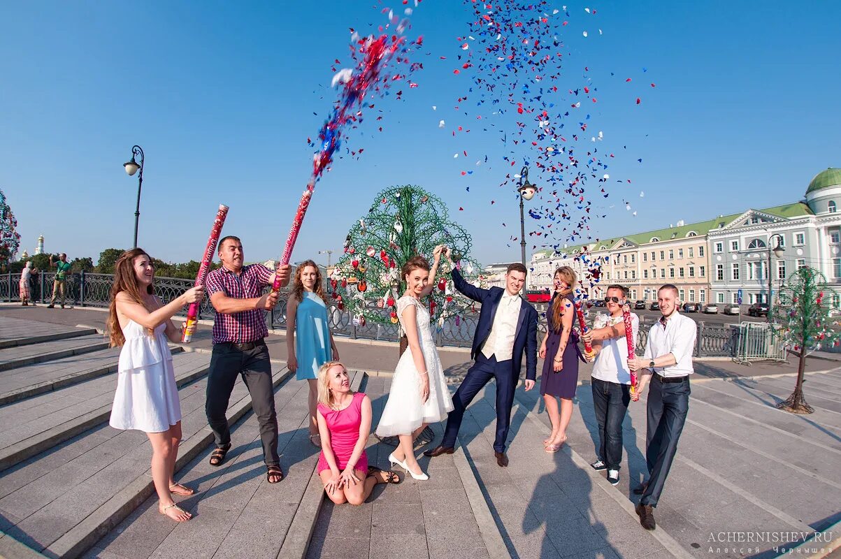 Счастливые жених и невеста. Праздник молодоженов. Свадьба на красную горку. Свадебная фотосессия на природе. Свадебные картинки.