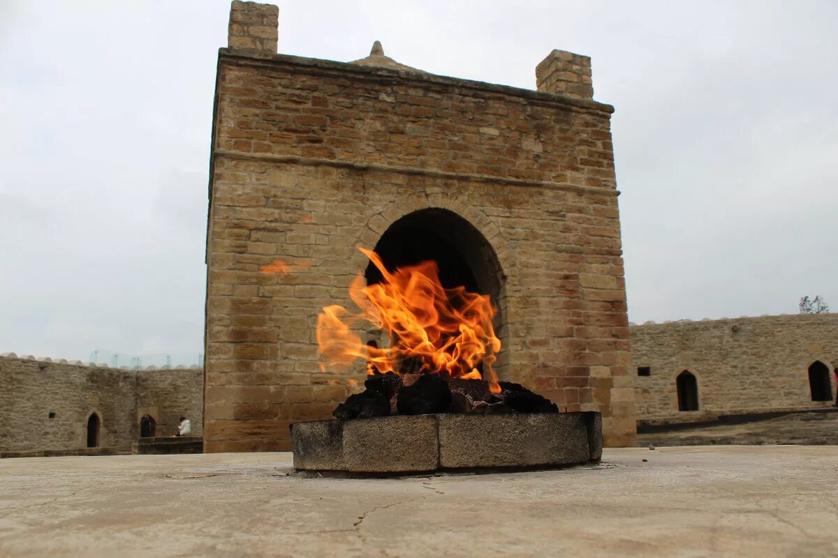 Fire temple. Храм огнепоклонников Атешгях. Храм огня Атешгях в Азербайджане. Храм огнепоклонников в Баку. Атешгях достопримечательности Баку.