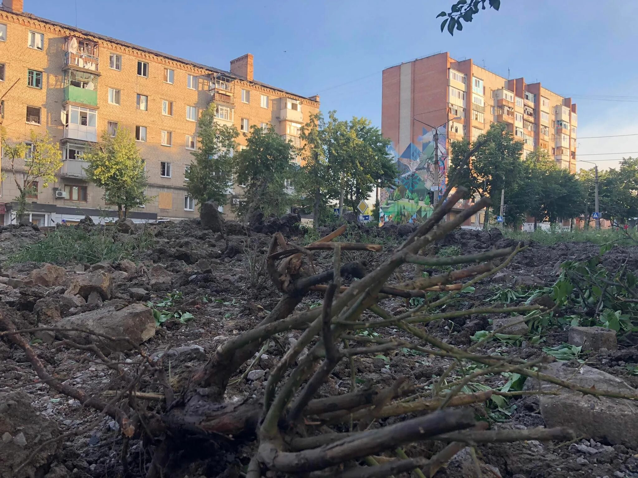 Мурал в бахмуте. Мир бахмуту. Война в бахмуте артемовске. Артемовск украина до войны. Крупнейший обстрел.