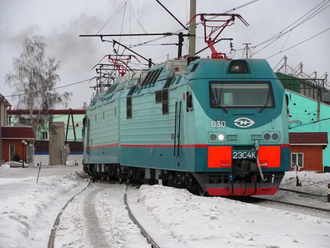 Электровоз прошел. Электровоз Дончак 2эс4к. Электровоз 2эс4к Дончак в депо. Грузовой электровоз 2эс4к Дончак. Электровоз 2эс4к Дончак 004.