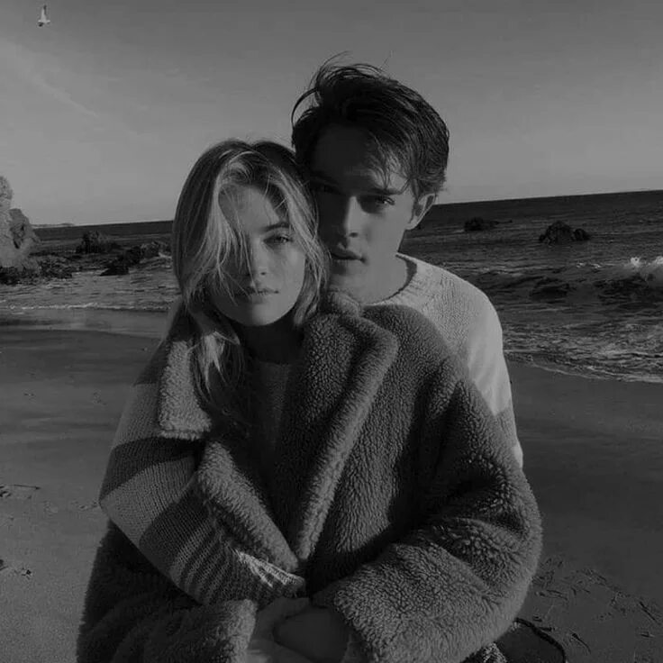 Пара на консультации у психолога. Милая пара. Влюбленные молодые пары. Фотосессия пары. Объятия влюбленных.