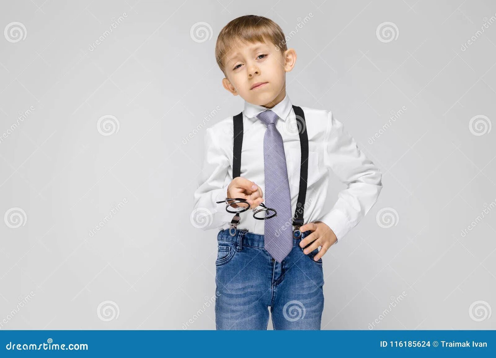 Произведение мальчик в белой рубашке. Мальчик в рубашке с галстуком. Галстук для мальчика. Мальчик в джинсах и рубашке. Школьник в галстуке.