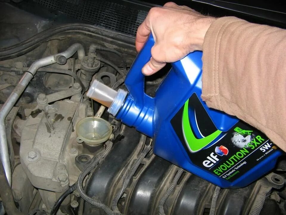 Масло для двигателя. Моторное масло. Моторное масло двигатель. Машинное масло. Масло автомобильное.