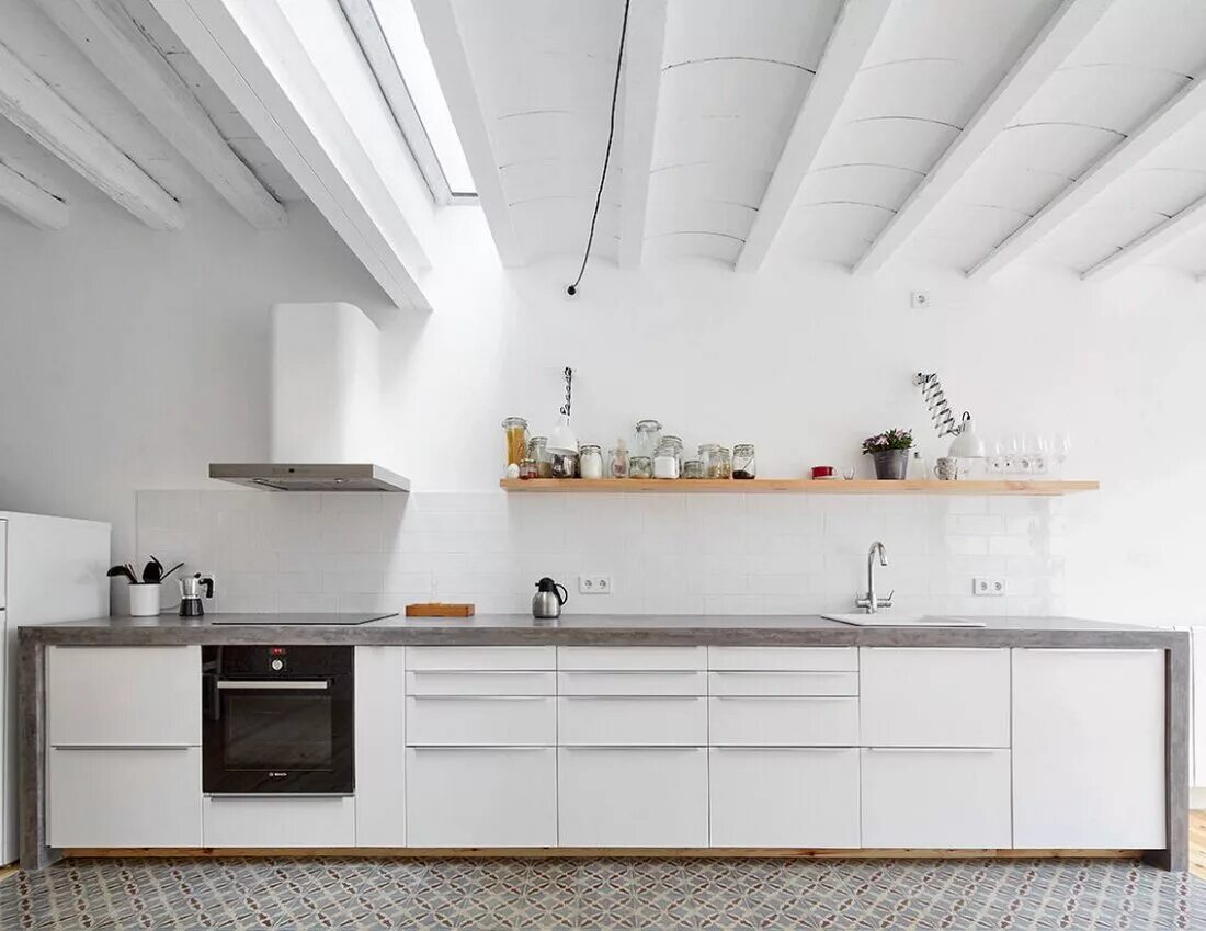 кухонный гарнитур без верхних ящиков. кухни без навесных шкафов в интерьере. кухонные гарнитуры без верхних ящиков. кухонный гарнитур без навесных шкафов. кухни без верхних навесных шкафов.