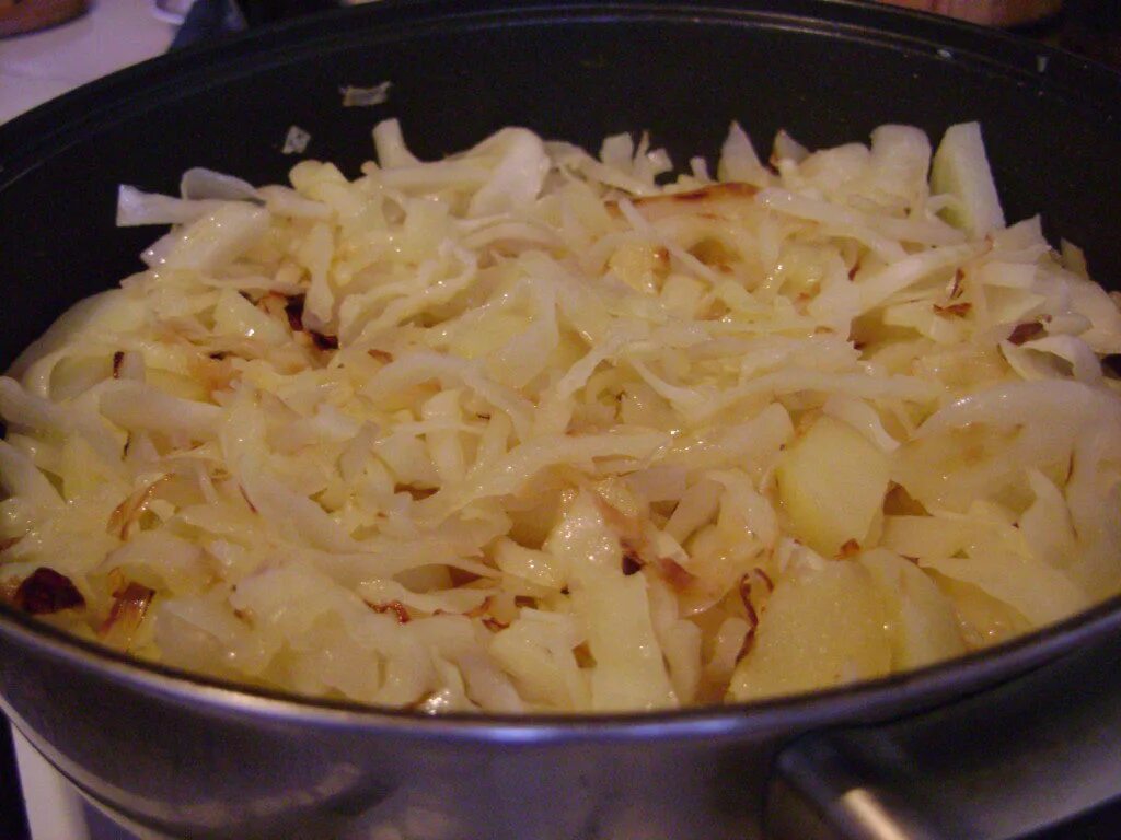 Квашеная капуста с курицей и картошкой. Картошка с капустой. тушёная капуста с картошкой. курица с капустой и картошкой. капуста тушеная соломкой.