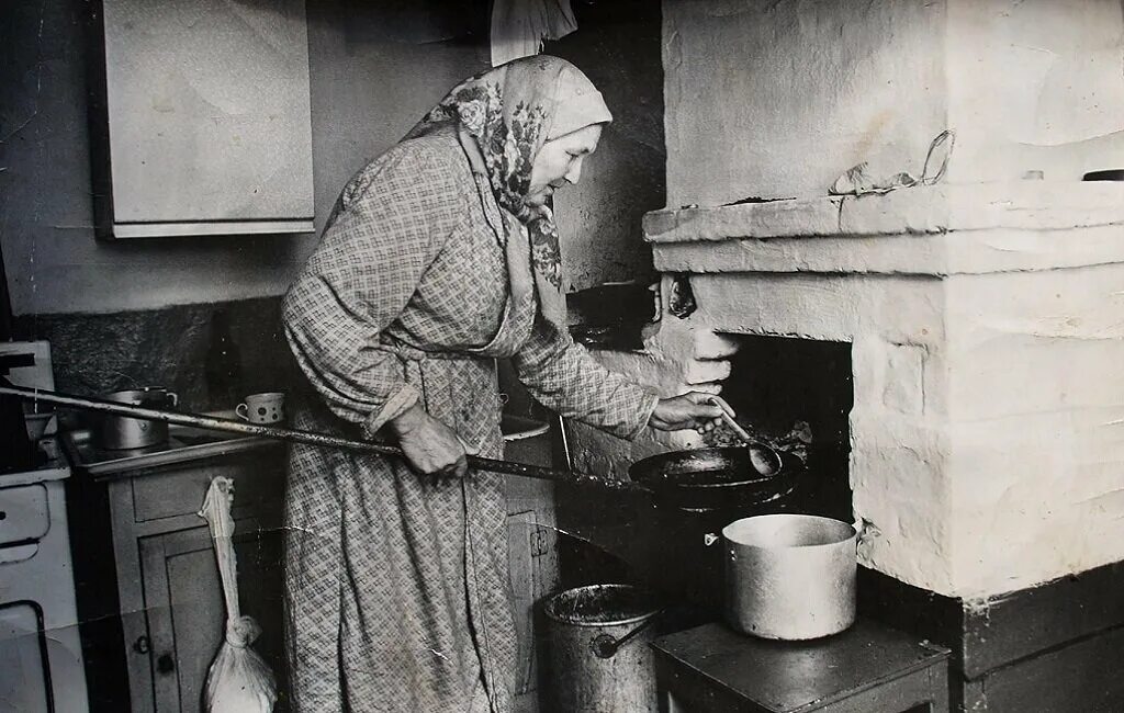 Бабушки советского времени. Старинная печь. Старая русская печь. Бабушка с ухватом. Бабушка печет.