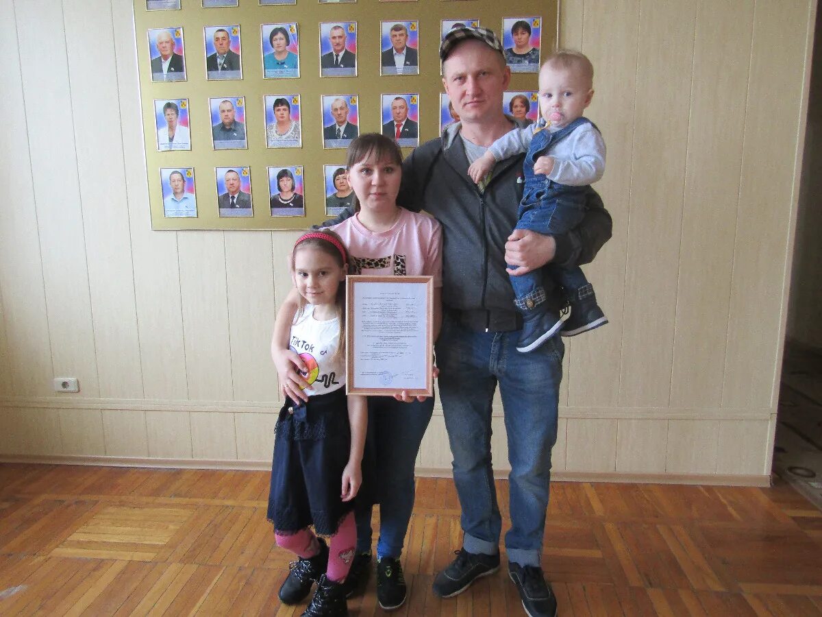 Молодые семьи 2023 год. Семья из Белгородской области. Семья Россия. Фото для семейной группы. Семья с 8 детьми Волоконовка.