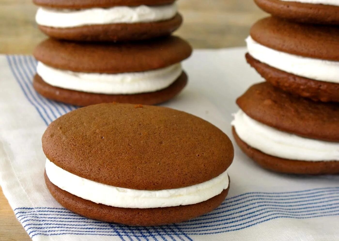 пирожные с клубникой. капкейки с клубникой. ю ермолаев два пирожных 2 класс. сладкий крем малиновый. два пирожных 2 класс иллюстрации.