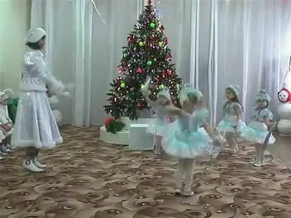 Танец снежинок ясельная группа. Танец снежинок в детском саду младшая группа. Танец снежинок старшая группа. Танец снежинок средняя группа в детском саду. Танец снежинок средняя группа.