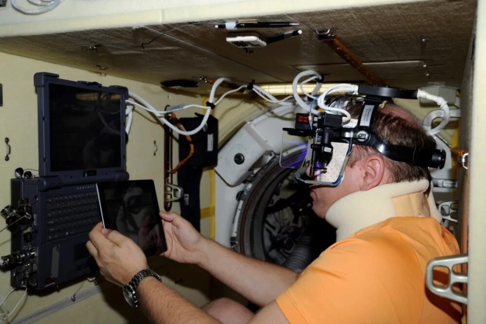 Гульельмо маркони изобретение 1897. Роберт вильямс вуд. Передатчик космонавт. Квадратная рамка расположена в магнитном поле. Ученый пол берг.