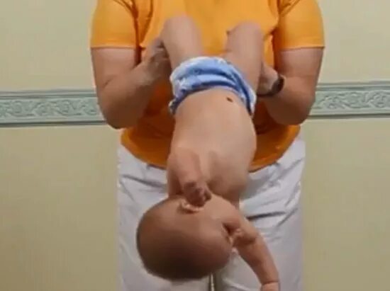 Как правильно держать при подмывании. Позы для подмывания грудных детей. Правильно подмывать новорожденную девочку. Подсывание на руке малыша. Как правильно держать новорожденного при подмывании.