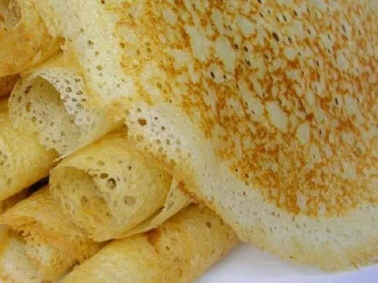 Блины с дырочками фото. Ажурные блинчики. Тонкие ажурные блинчики. Тонкие кружевные блинчики. Блинчики тонкие кружевные на молоке.
