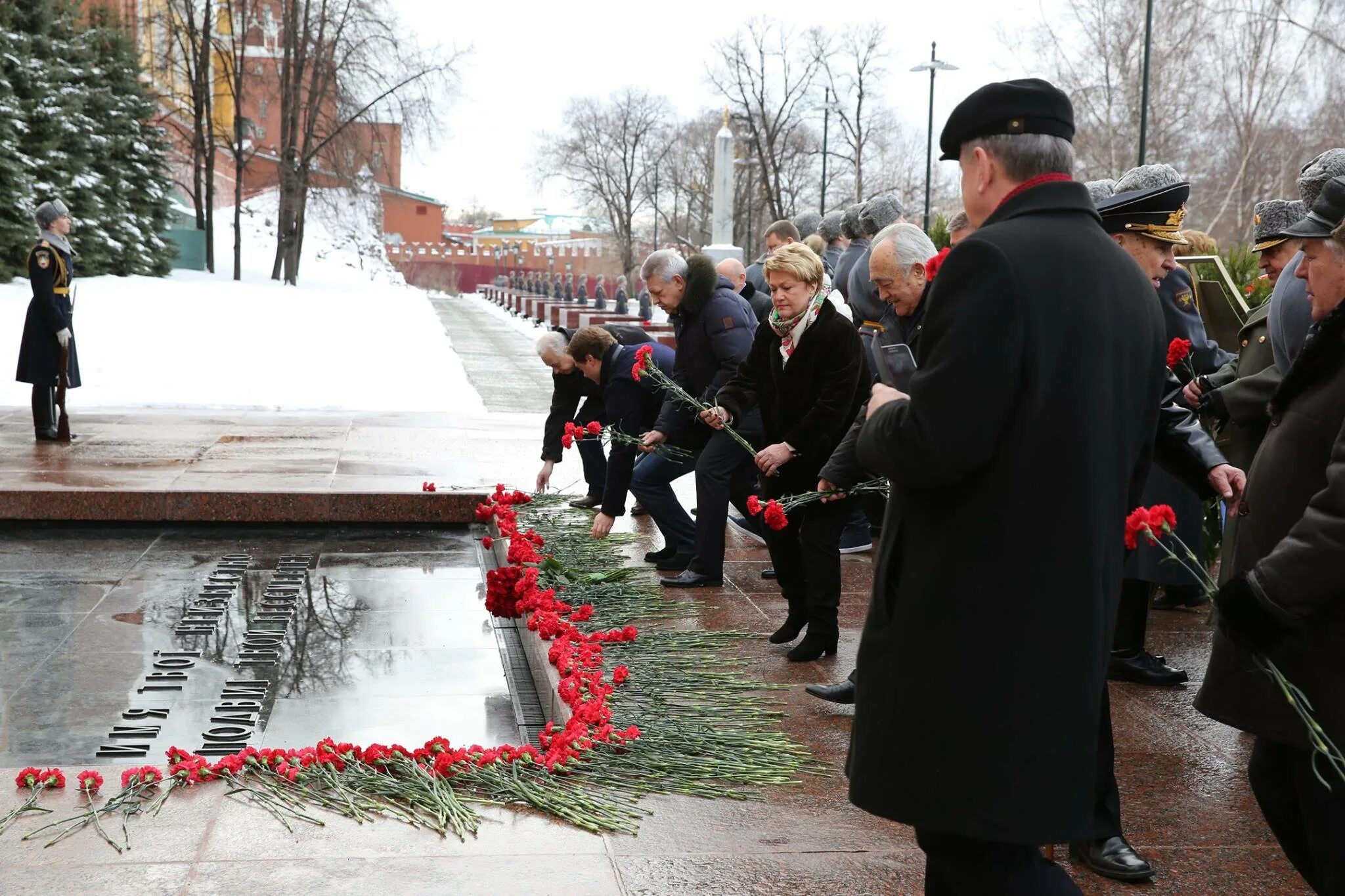 Торжественно возложить цветы
