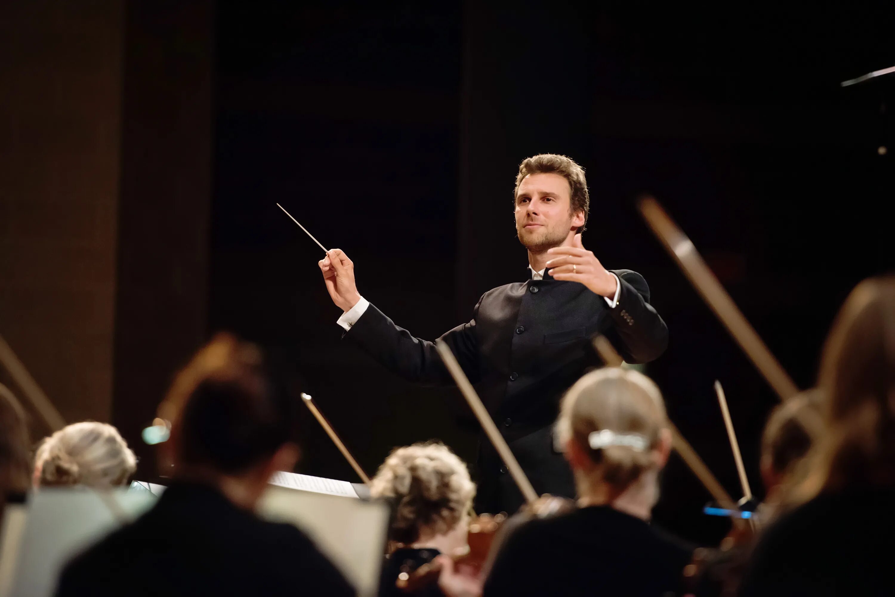 An orchestra of musicians. Алессандро деагостини дирижер. Дирижер любовь. Лео кремер дирижер. Камерный хор кант.