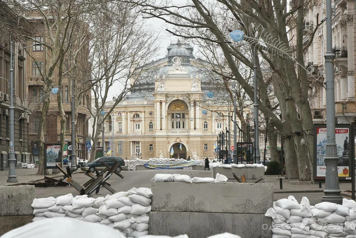 Новости г одессы. Одесса Ежи противотанковые 2022. Одесса Дерибасовская баррикады. Одесса в 2022г. Оперный театр Одесса 1941.