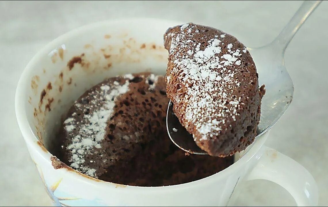 Кекс брауни в микроволновке. Пирожное в кружке в микроволновке. Кекс в микроволновке без какао. Кекс в кружке в микроволновке. Шоколадные маффины в микроволновке.