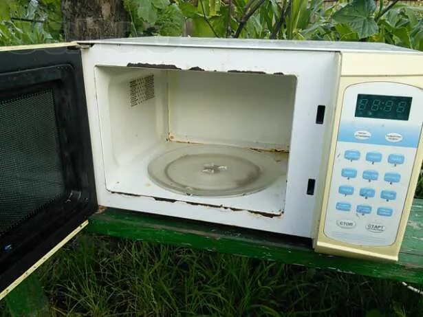 Микроволновка проржавела изнутри. Сколы внутри микроволновки. Микроволновка внутри облупилась можно. Зинга краска для микроволновки. Самсунг m1879nr микроволновка внутри.