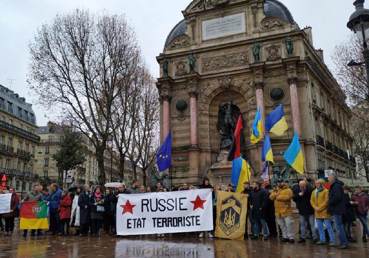 В Париже забросали яйцами украинцев. Украинский митинг в Париже. Митинг в Париже украинцы. Париж и флаг Украины.