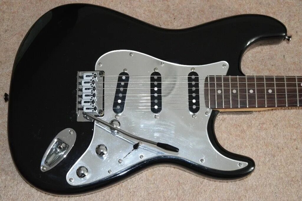 Squier contemp special. Squier Standard Stratocaster Black. Фендер стратокастер сквайр Блэк. Squier Standard Stratocaster 2000 Black. Fender Stratocaster черный.