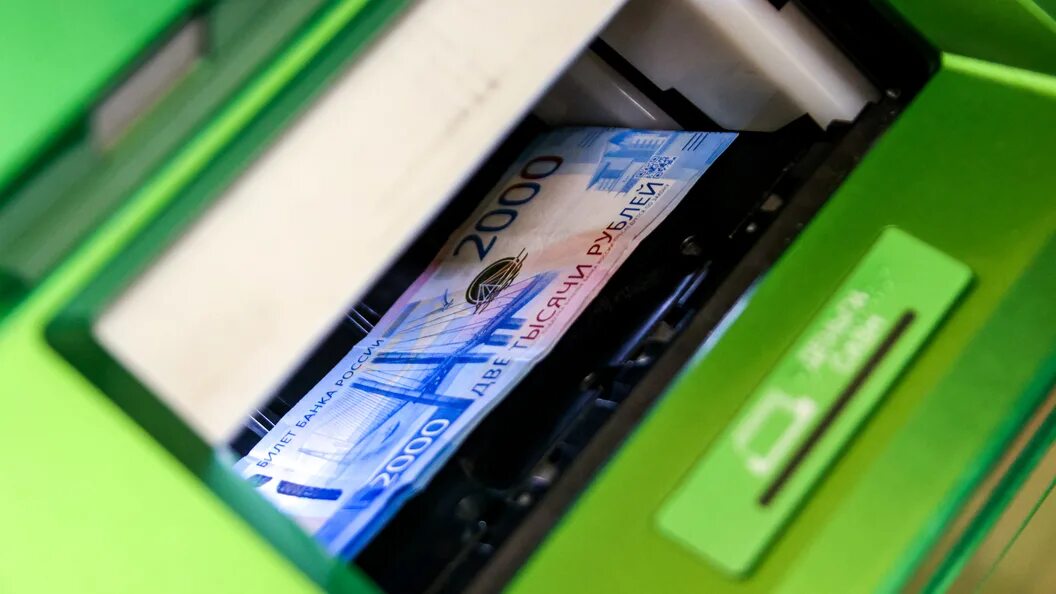 Выдача наличных через банкомат. Снятие наличных в банкомате. наличные из банкомата. банкомат выдача наличных. банкоматы наличные.