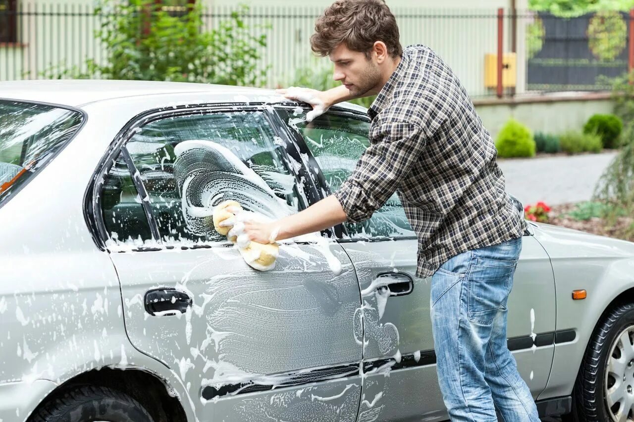 Можно мыть машину на даче. Мойка машины. Мытье автомобиля. Помывка автомобиля. Моет машину.
