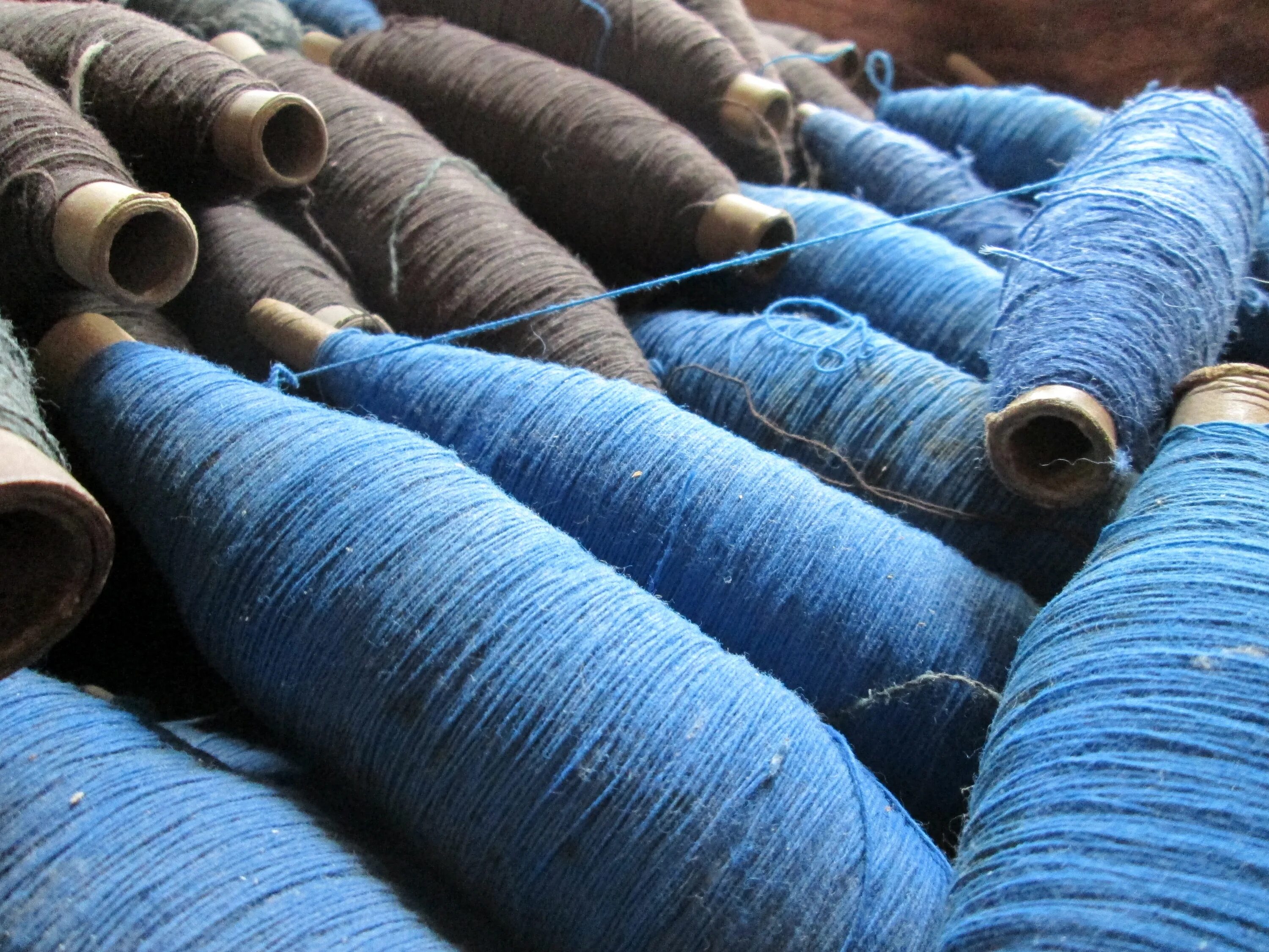 Сотканные нити. Пряжа ткацкого производства. Материал ниток. Нитки для ткацкого цеха. Шерстяные нитки.