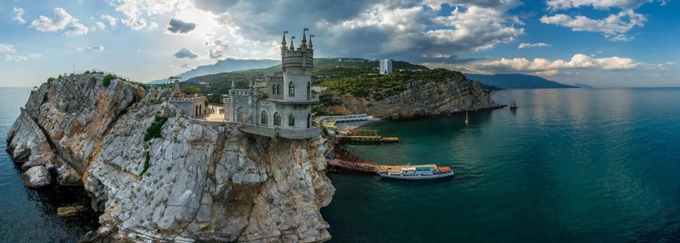 Ласточкино гнездо криница. Ласточкино гнездо криница. Южный берег крыма алупка. Ласточкино гнездо нальчик гикало. Крымский полуостров море.