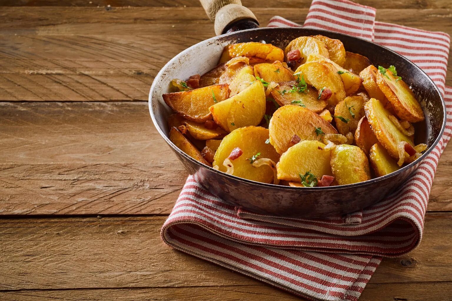 Просто кухня картошка. Жареная картошка. Жареная картошка кружками. Жареная картошка на сковороде с корочкой. Жареные овощи с румяной корочкой.