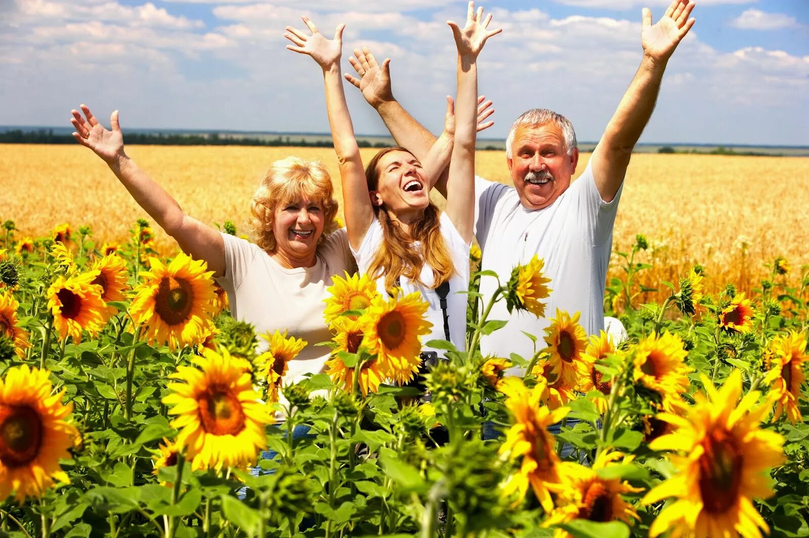 Happy people life. Счастливый человек. Счастливые люди на природе. Фотографии счастливых людей. Человек и природа.