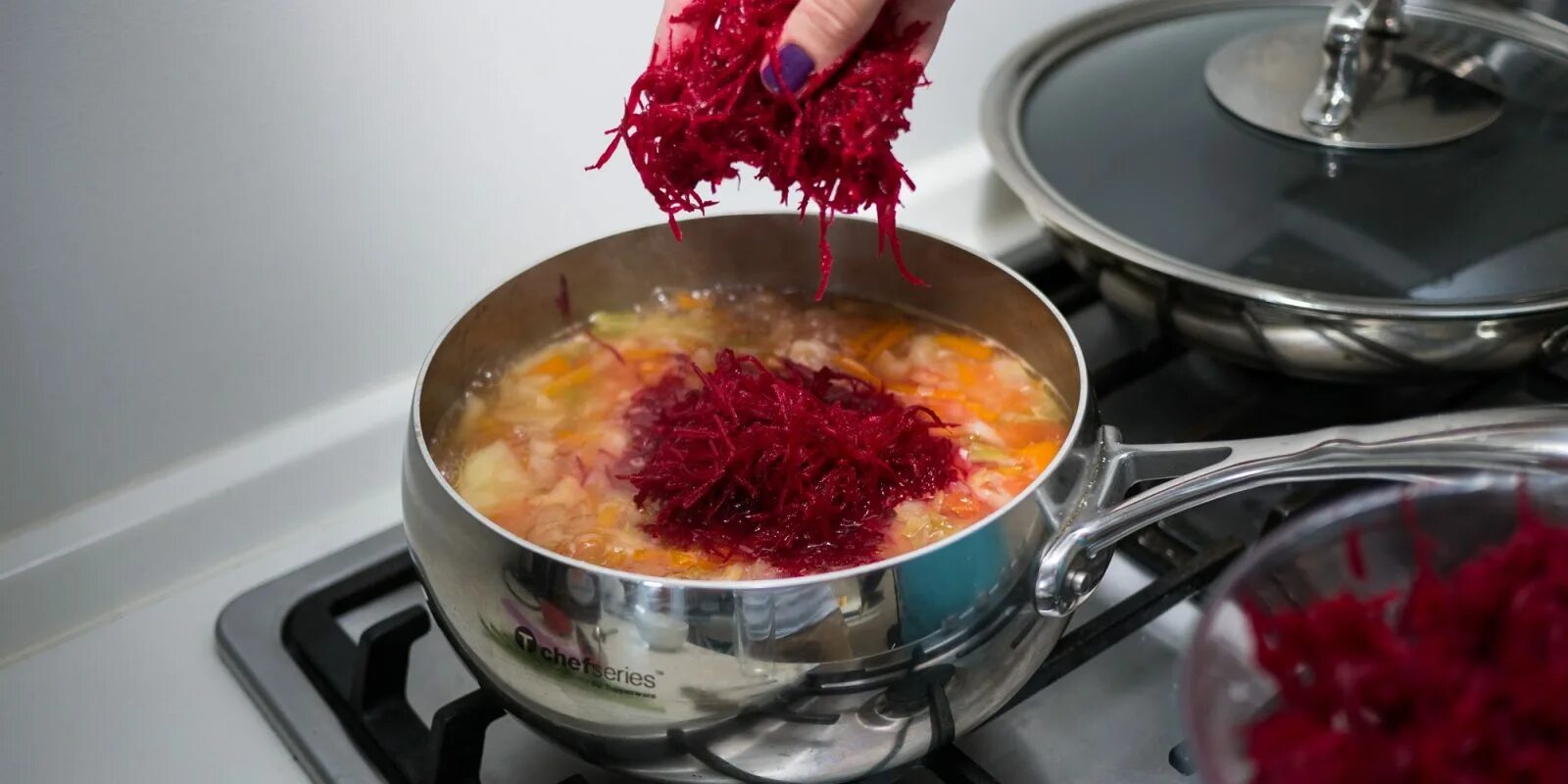 Когда добавлять уксус в борщ при готовке. Борщ в кастрюле. варка борща. приготовление борща. борщ пюре.