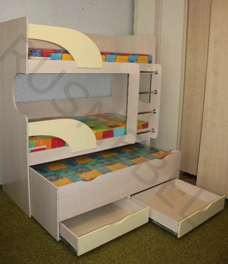 Трехярусный или трехъярусный. Трехъярусная кровать. Детская трехъярусная кровать. Трехъярусная кровать выдвижная. Выдвижная кровать для троих детей.