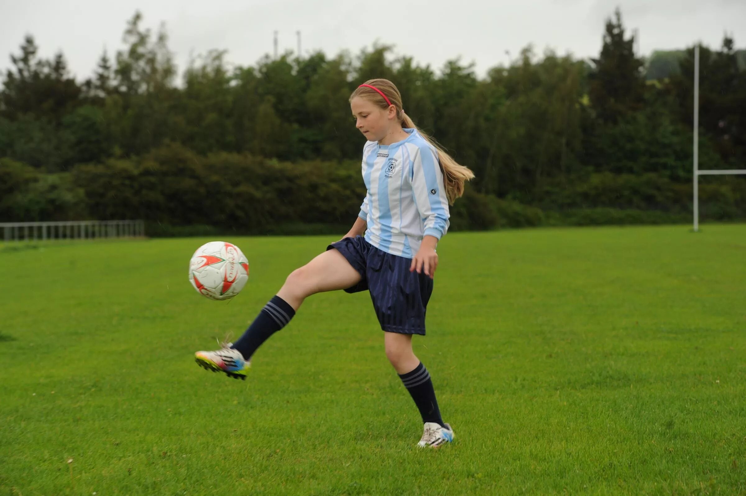 I can playing football. Play Football. Футбол? I can Play Football. She is playing Football. She's playing Football картинка.