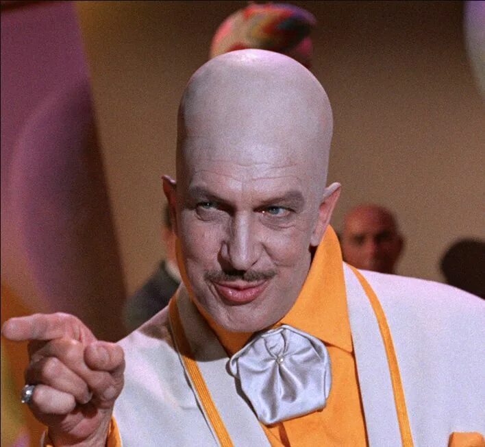 Яйцеголовый человек. Дэн эйкройд яйцеголовый. Лысый яйцеголовый. Мишель бёрк яйцеголовые. Яйцеголовые (1993).