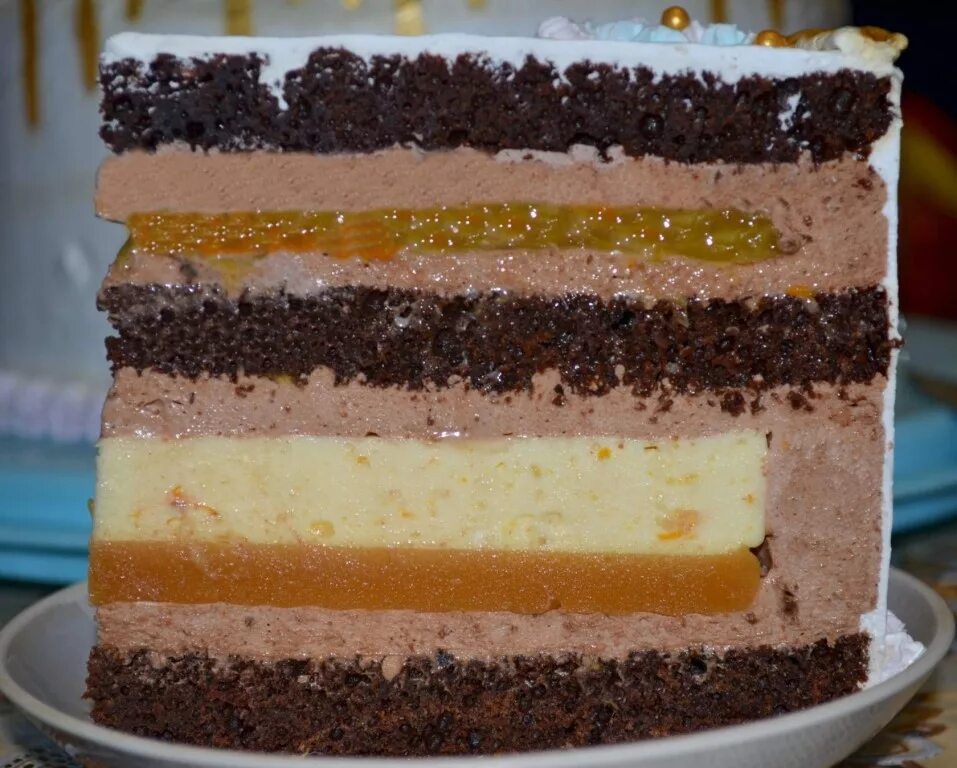 Ванильный торт с карамелью. Лимонный медовик буше. Карамель в торт прослойка. Шоколадная прослойка для торта. Карамель в торт прослойка.