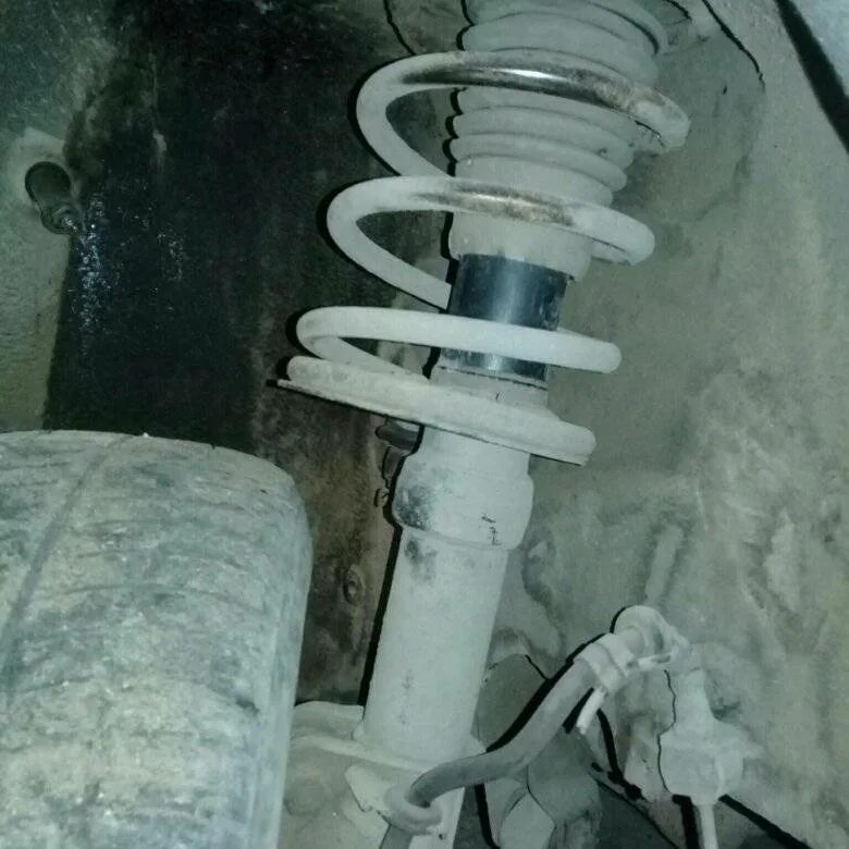 Стойки ваз 2110. Снятие стойки ваз 2112. Ваз 2110 меняем стойки. Кузовная стойка 2110. Стойки -10 на ваз 2110.