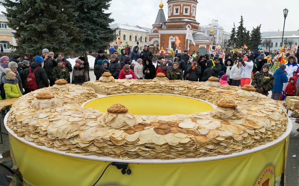 Каскадерская масленица блин. Стол на Масленицу. Масленица площадки. Выпечка на Масленицу. Самый большой блин на Масленицу.