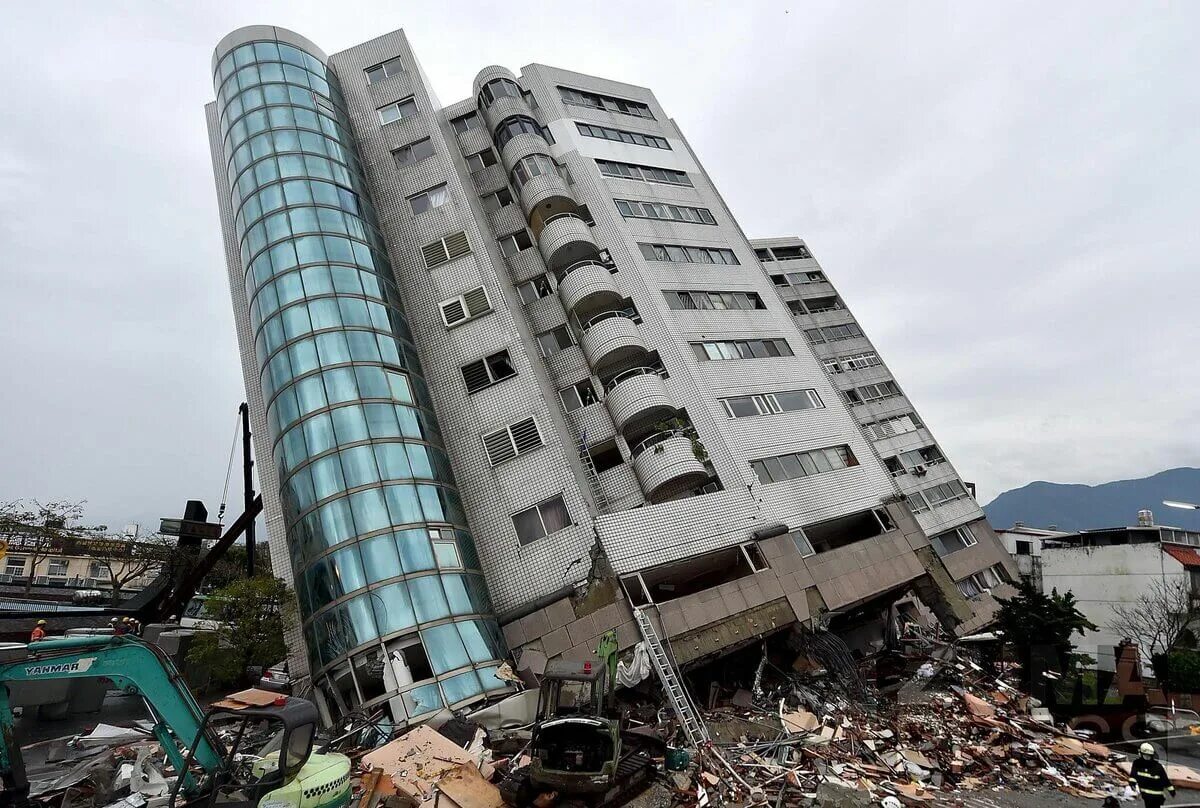 Фотографии землетрясений. Землетрясение на Тайване 1999. Тайвань землетрясение 2018. Землетрясение Хуалянь. Падающее здание.