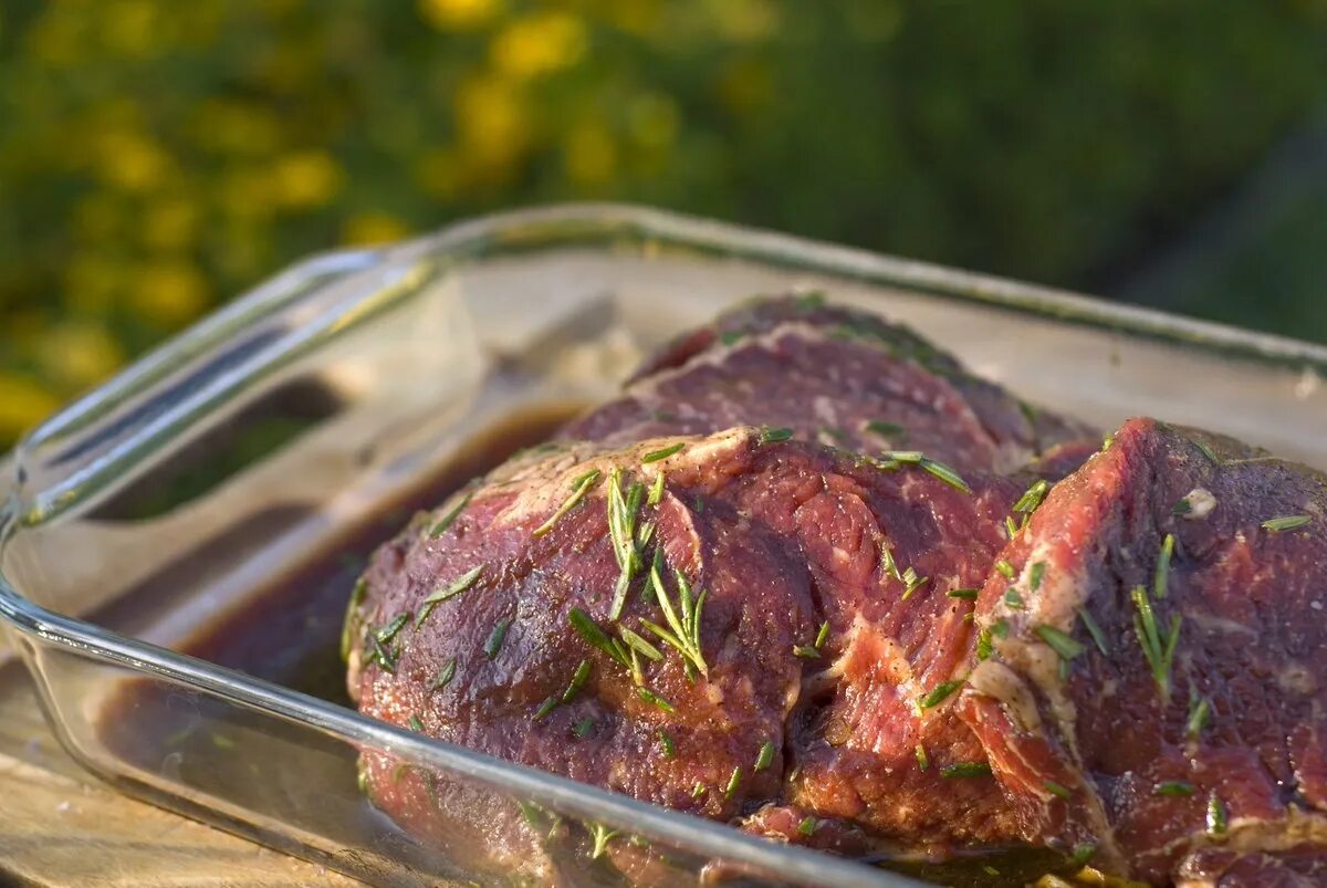 Как замариновать кусочки свинины. Мясо в маринаде. Маринад для свинины. Мясо для шашлыка. Стейк в маринаде.