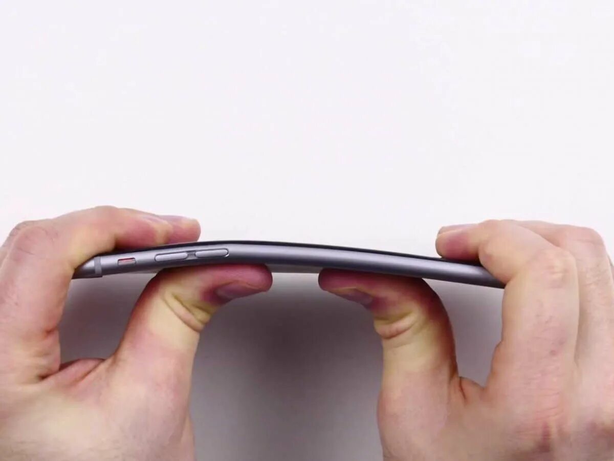 Почему гнется кольцо. Гнутый айфон 6. iphone 6 plus гнется. iphone 6 bendgate. iphone 6 plus погнулся.
