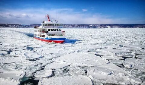 Ледокол на море