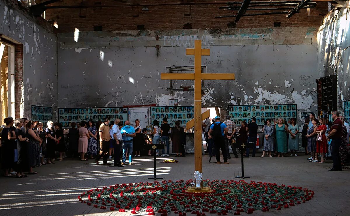 Захват в школе беслане 2004. Беслан Северная Осетия 1 сентября 2004. Беслан 3 сентября 2004 штурм. Беслан теракт в школе 2004.