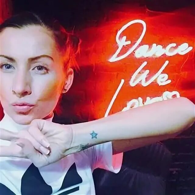 Наушники cyberpunk 2077. Психология бить подушку. Женщины в возрасте на цепи. Lady breaks. Lady waks фото.