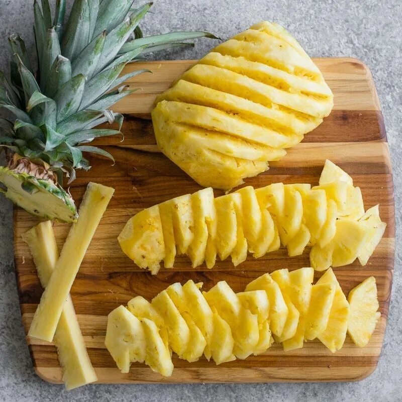 Ананас на столе фото. Порезать ананас. Красиво нарезать ананас. Ананас нарезанный. Красиво порезать ананас.