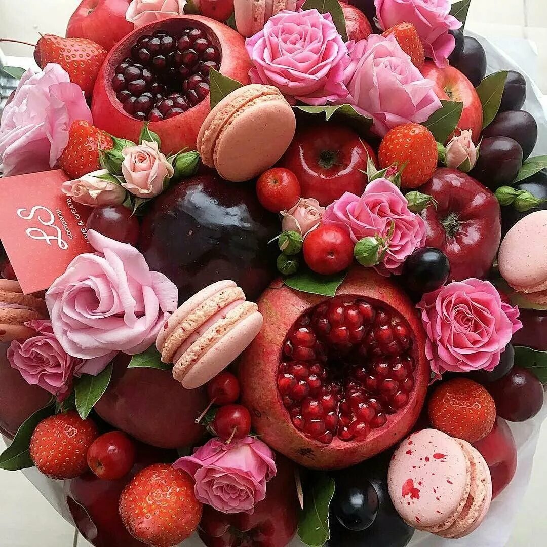 букет с макаронами. букет с цветами и сладостями. красивые коробки конфет. букет из конфет и цветов. сладкий букет.