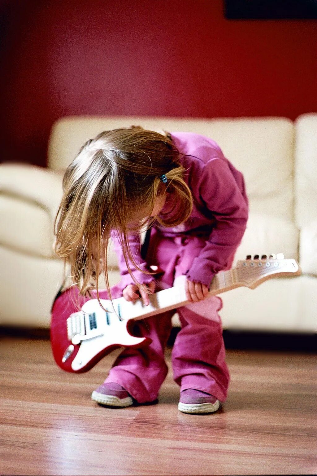 Песня маленькие миленькие. Гитара для детей. Маленькая девочка с гитарой. Малыш с гитарой. Электрогитара для детей.