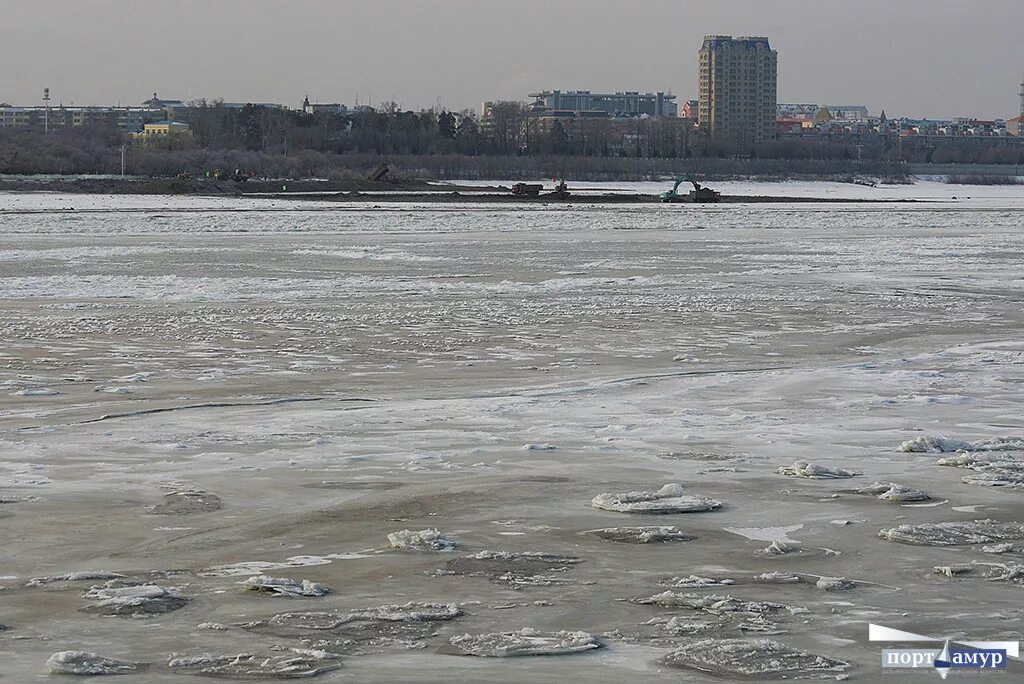 Когда пойдет амур в хабаровске 2025. Берег амура благовещенск. порт амур. фотографии берегов амура. китай на другом берегу амура фото.