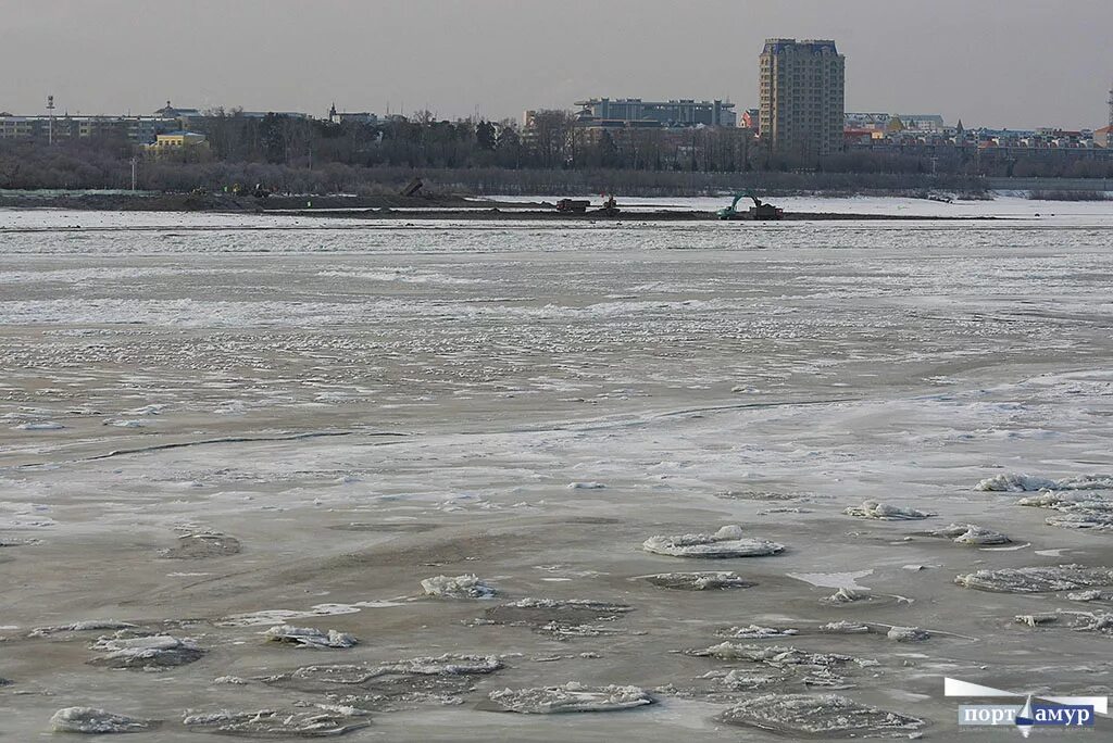 Какие города на берегу амур. Порт Амур. Граница берегов Амура. Китай на другом берегу Амура фото.