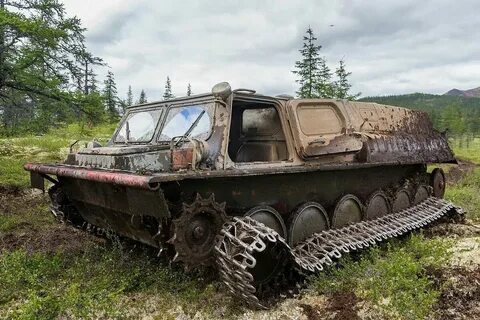 Они стоят на тракторах и вездеходах