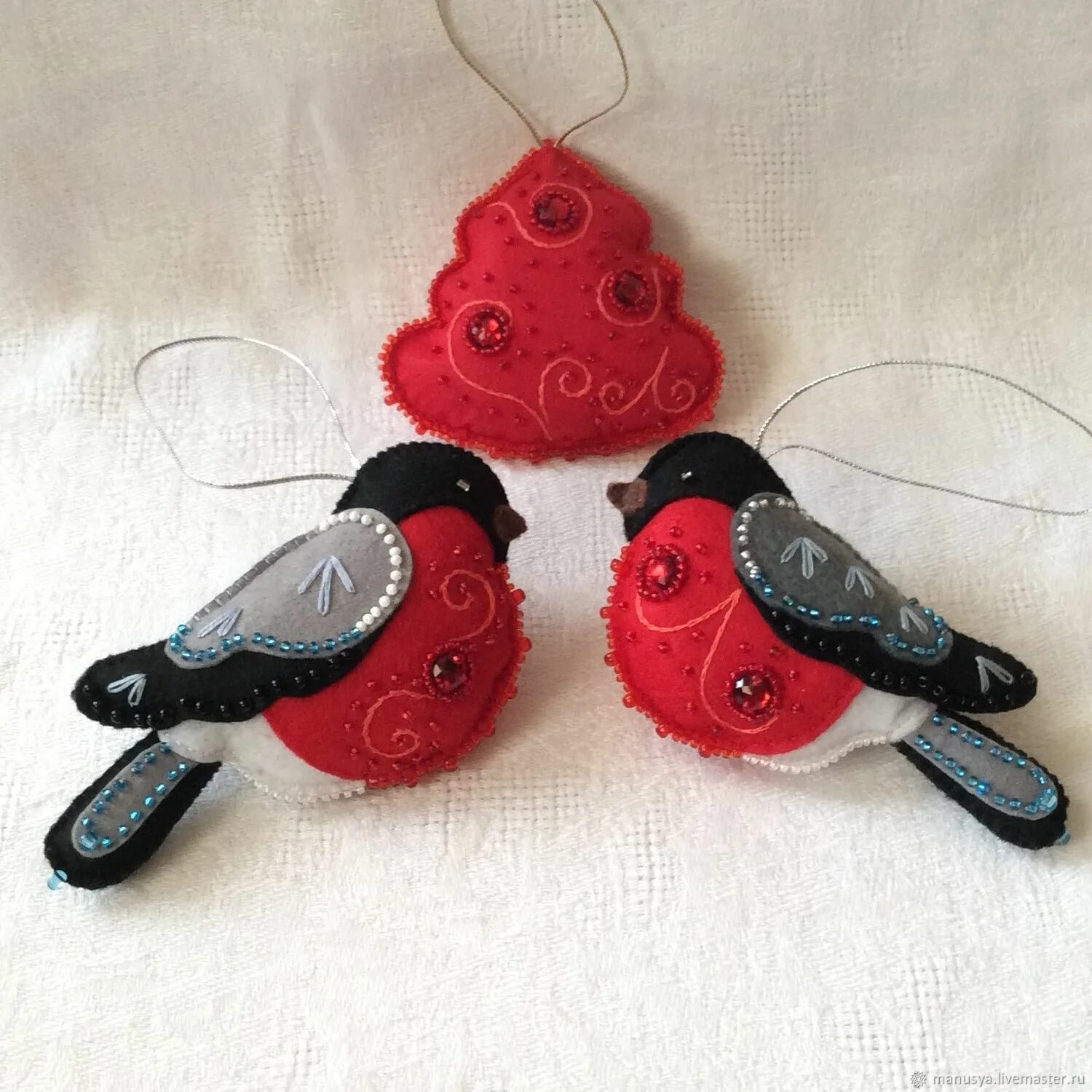 Снегирь из фетра. Елочные игрушки из фетра. Синичка из войлока. Птичка из фетра снегирь. Снегирь из фетра.