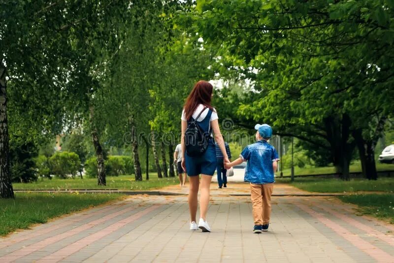 Дети улицы. Дети на прогулке. Мама можно на улицу. Дети на прогулке. Мама можно на улицу.